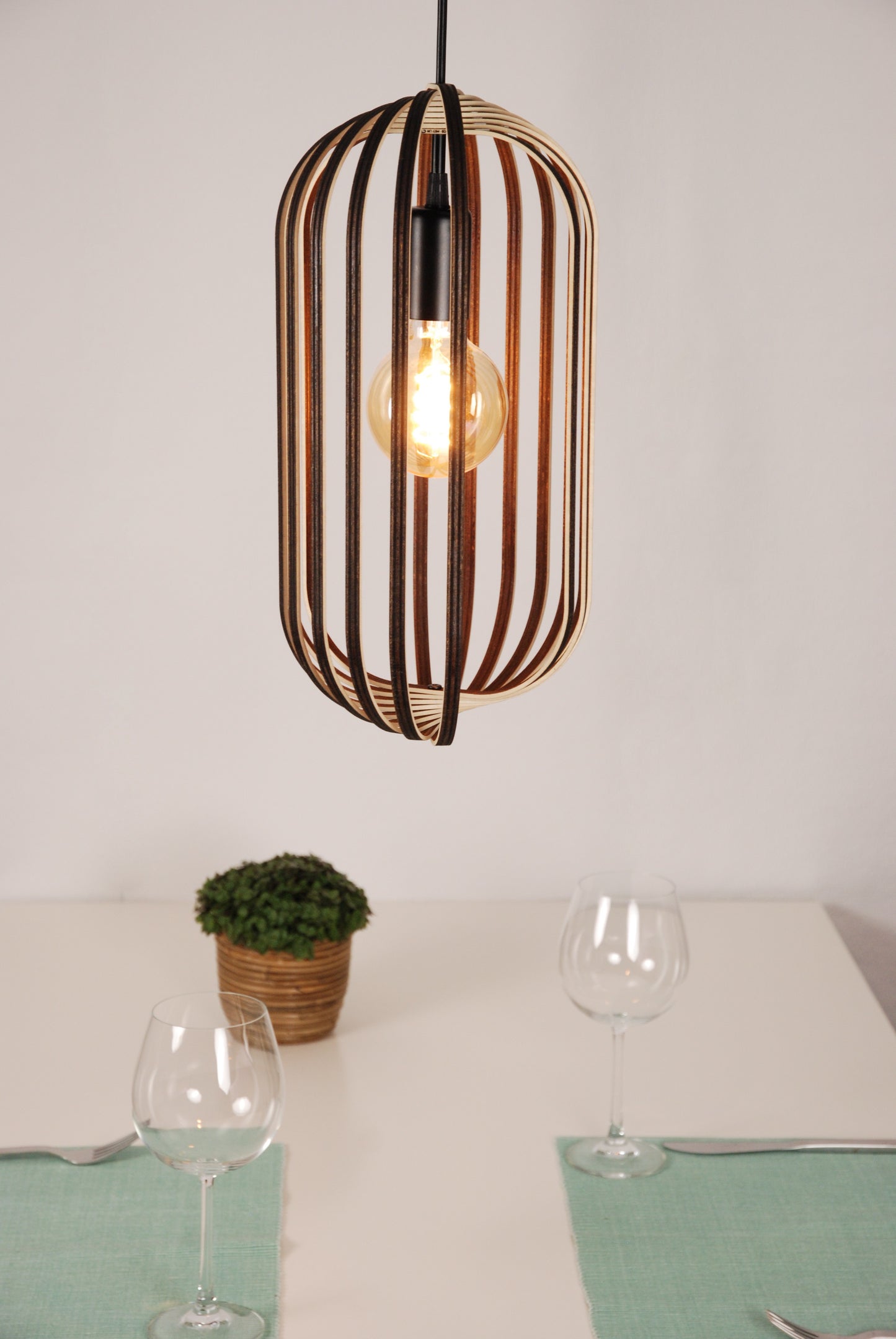 LUWALD NO.04 M Pendelleuchte aus Holz, schwarz, handgefertigt, zylinderförmig, angeschaltet, Ringe, Atmosphäre, Hängelampe,  Tisch Deko