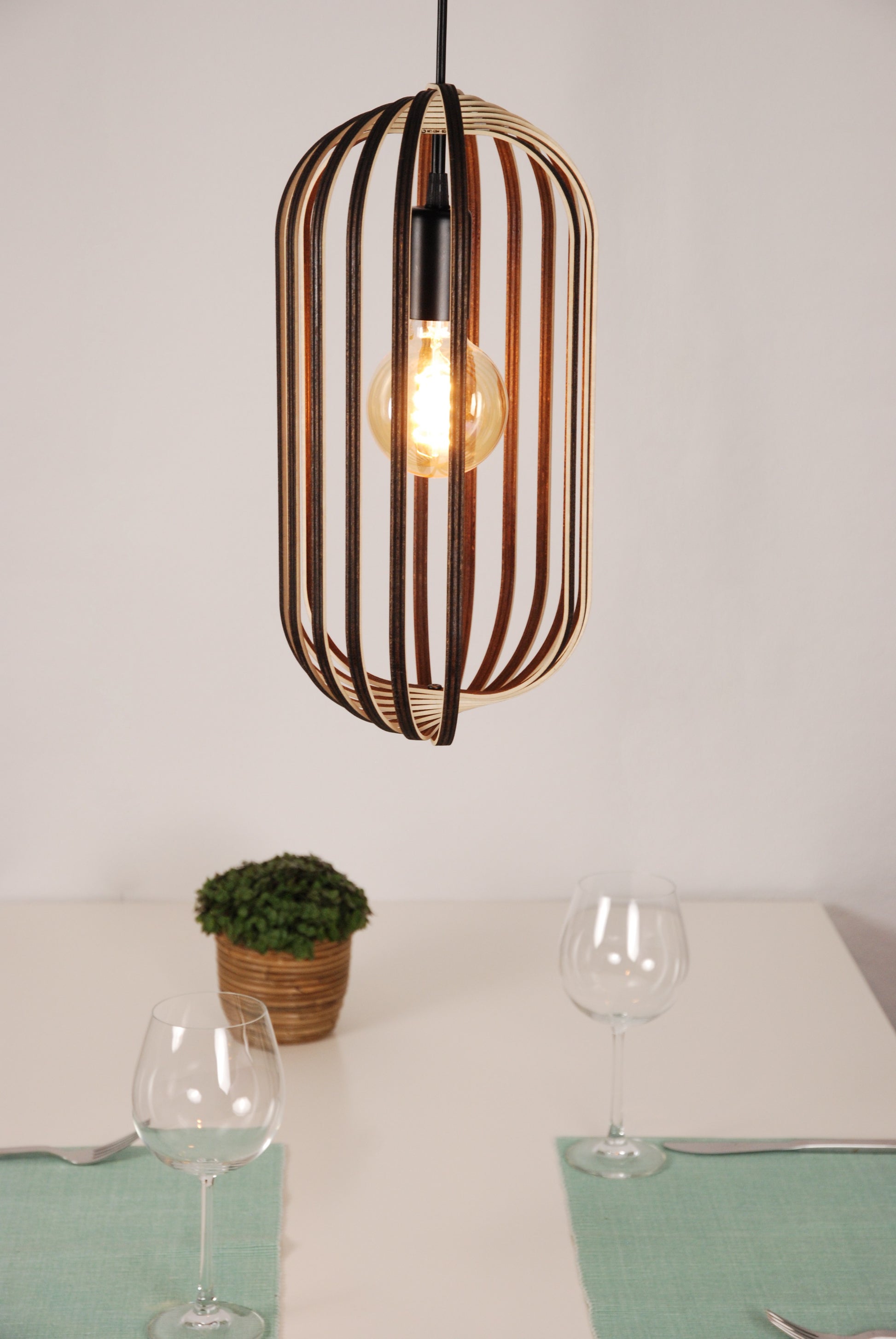 LUWALD NO.04 M Pendelleuchte aus Holz, schwarz, handgefertigt, zylinderförmig, angeschaltet, Ringe, Atmosphäre, Hängelampe,  Tisch Deko