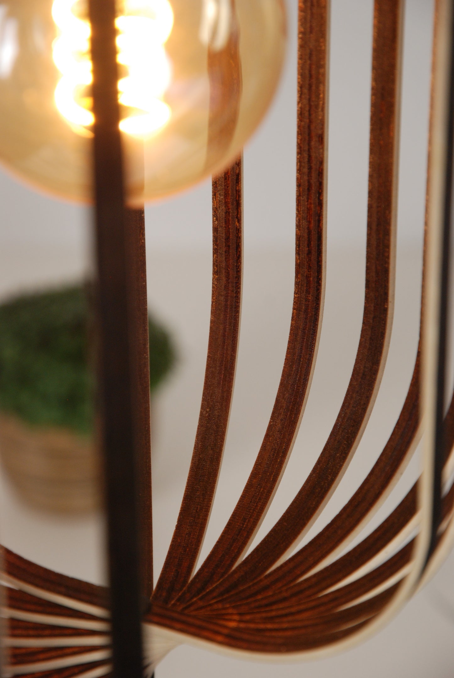 LUWALD NO.04 M Pendelleuchte aus Holz, schwarz, handgefertigt, zylinderförmig, angeschaltet, Ringe, Atmosphäre, Hängelampe,  Detail unten