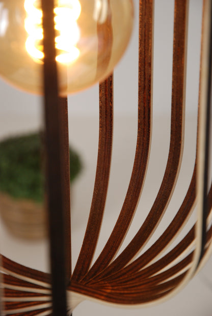 LUWALD NO.04 M Pendelleuchte aus Holz, schwarz, handgefertigt, zylinderförmig, angeschaltet, Ringe, Atmosphäre, Hängelampe,  Detail unten