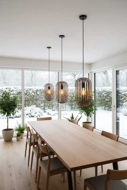 LUWALD NO.04 M Pendelleuchte aus Holz, schwarz, handgefertigt, zylinderförmig, angeschaltet, Ringe, Atmosphäre, Hängelampe, Wintergarten, Esstisch 