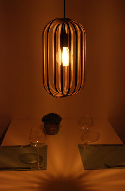 LUWALD NO.04 M Pendelleuchte aus Holz, schwarz, handgefertigt, zylinderförmig, angeschaltet, Ringe, Atmosphäre, Hängelampe,  Seitenansicht, Deko Tisch, warm