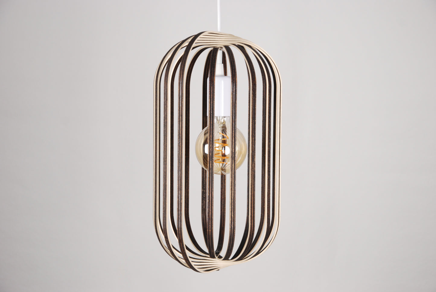 LUWALD NO.04 M Pendelleuchte aus Holz, weiß, handgefertigt, zylinderförmig, ausgeschaltet, Ringe, Atmosphäre, Hängelampe,  Seitenansicht