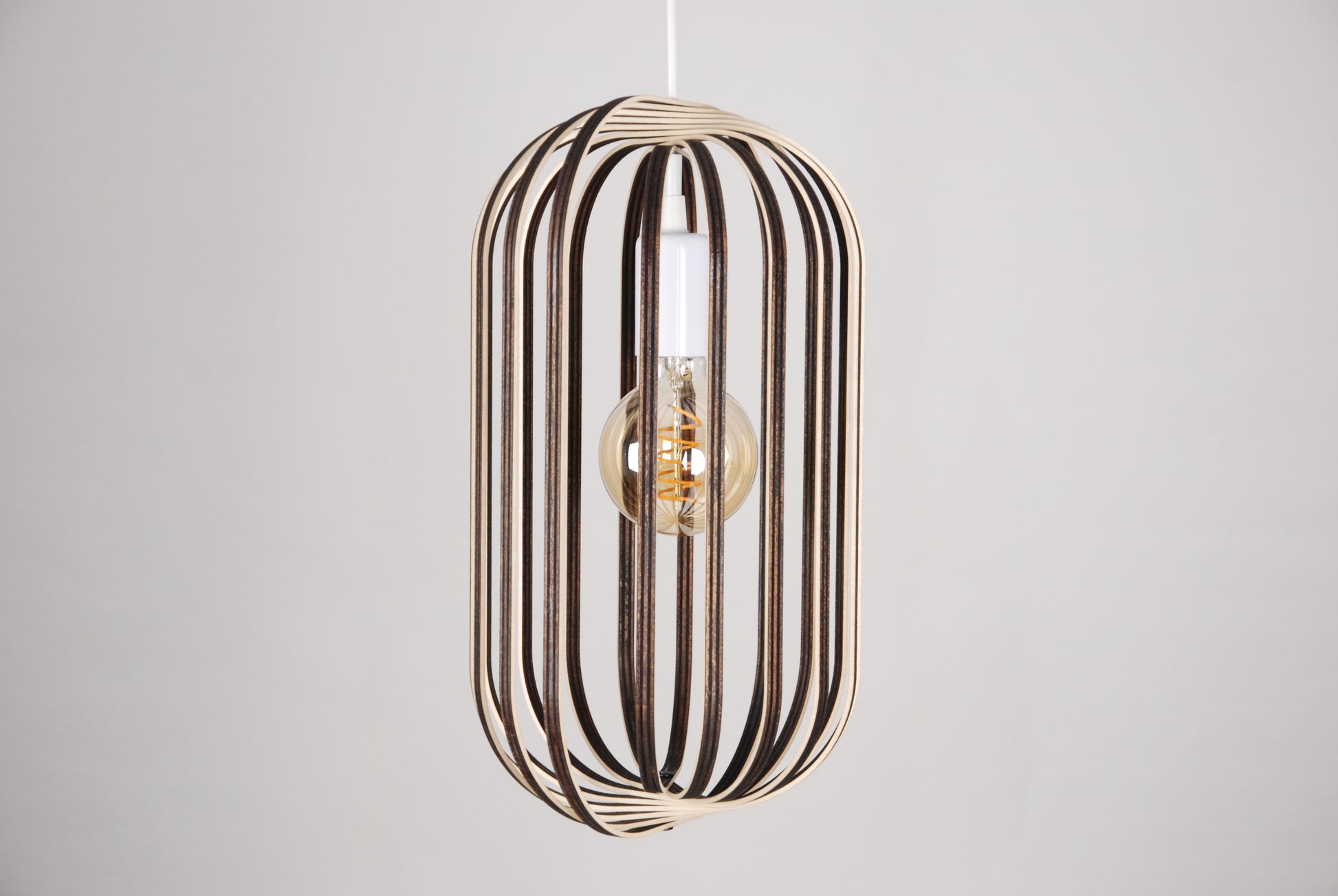 LUWALD NO.04 M Pendelleuchte aus Holz, weiß, handgefertigt, zylinderförmig, ausgeschaltet, Ringe, Atmosphäre, Hängelampe,  Seitenansicht