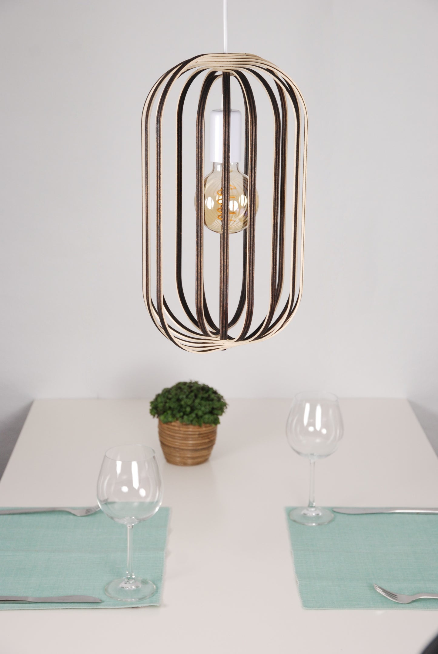 LUWALD NO.04 M Pendelleuchte aus Holz, weiß, handgefertigt, zylinderförmig, ausgeschaltet, Ringe, Atmosphäre, Hängelampe,  Seitenansicht, Tisch Deko