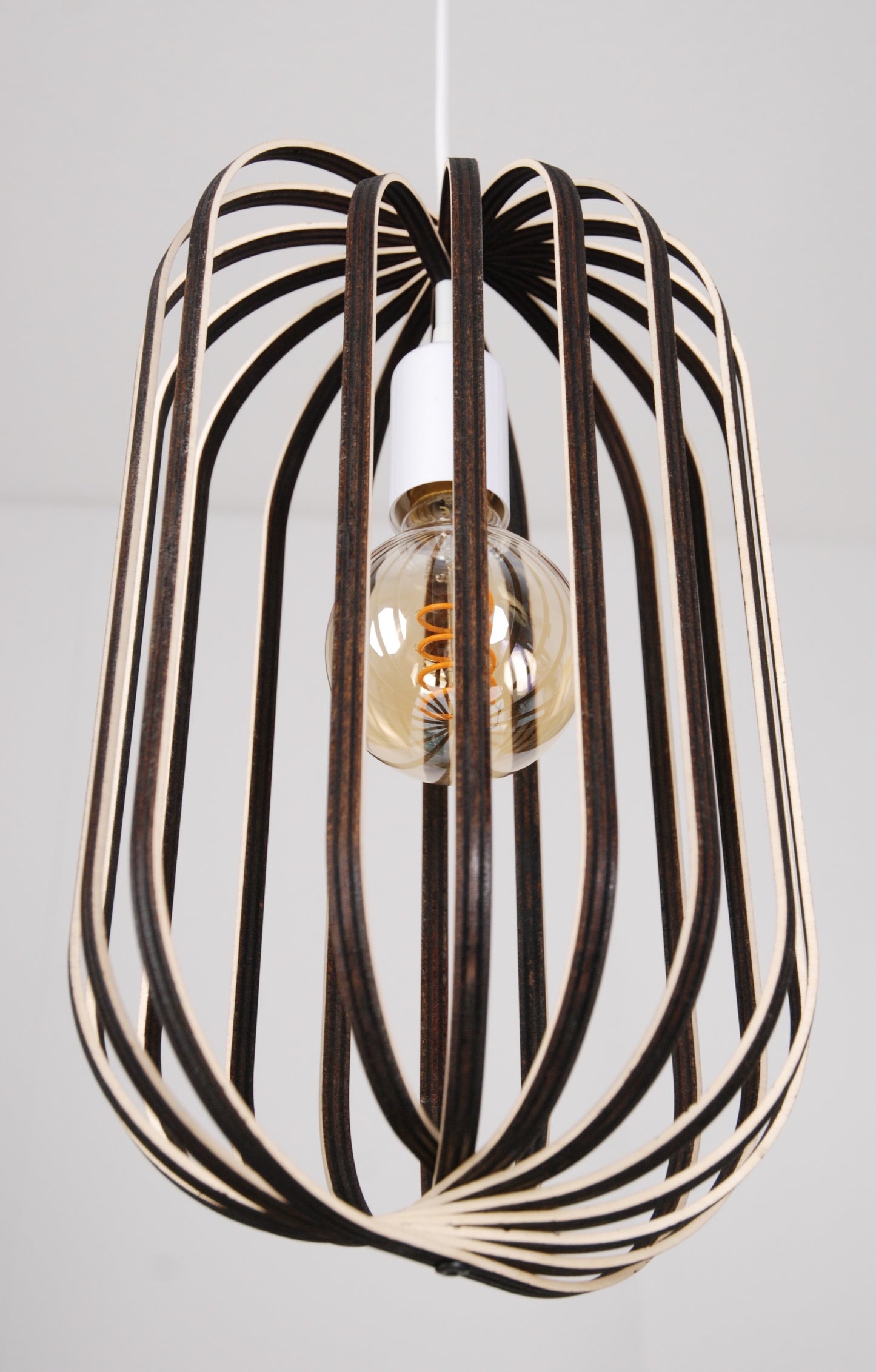 LUWALD NO.04 M Pendelleuchte aus Holz, weiß, handgefertigt, zylinderförmig, ausgeschaltet, Ringe, Atmosphäre, Hängelampe,  schräg von unten