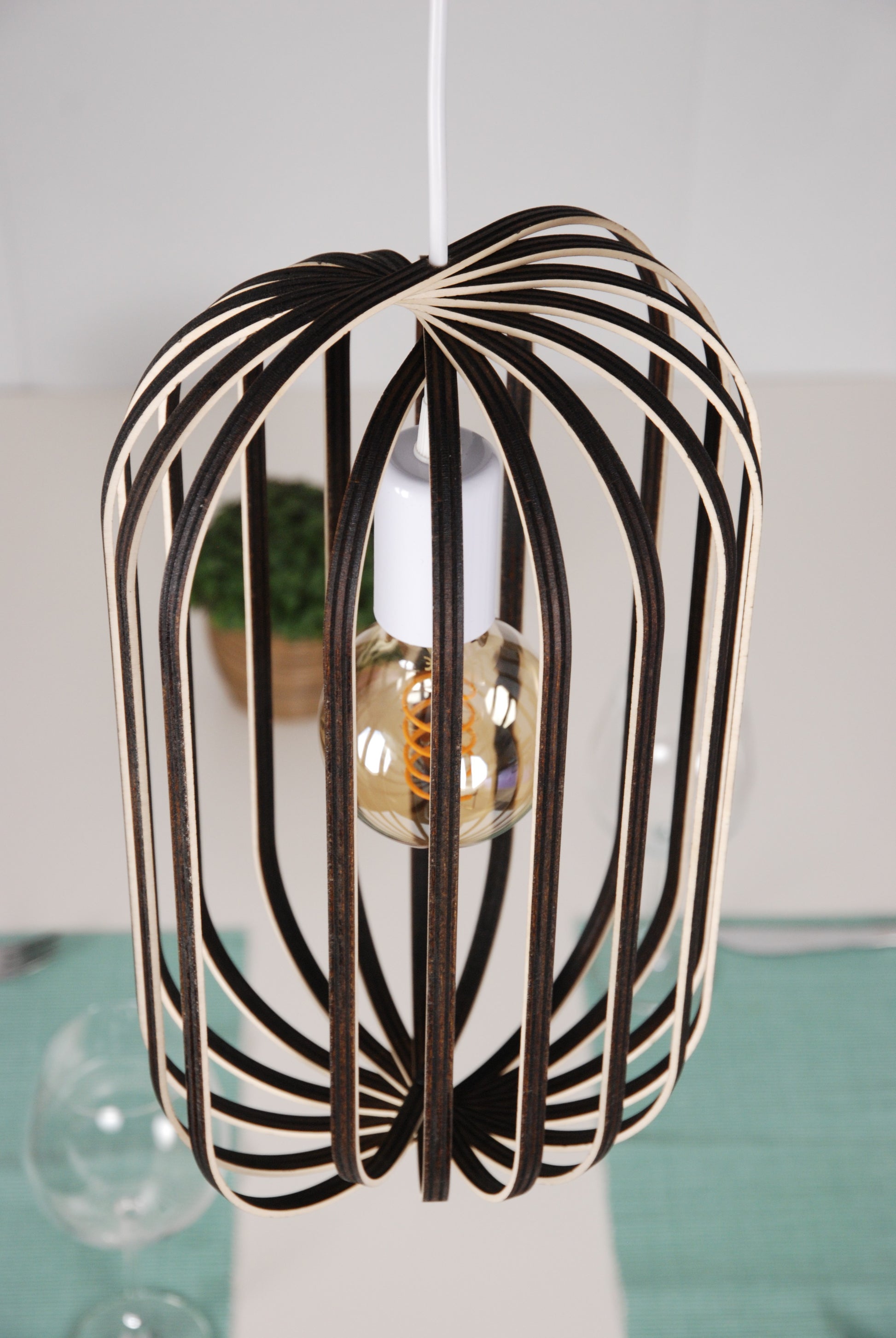 LUWALD NO.04 M Pendelleuchte aus Holz, weiß, handgefertigt, zylinderförmig, ausgeschaltet, Ringe, Atmosphäre, Hängelampe,  schräg von oben