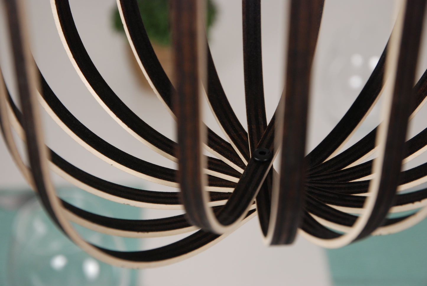 LUWALD NO.04 M Pendelleuchte aus Holz, weiß, handgefertigt, zylinderförmig, ausgeschaltet, Ringe, Atmosphäre, Hängelampe,  Detailansicht