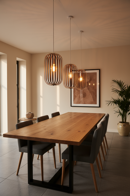 LUWALD NO.04 M Pendelleuchte aus Holz, weiß, handgefertigt, zylinderförmig, angeschaltet, Ringe, Atmosphäre, Hängelampe,  Restaurant, Esstisch, gemütlich, warm