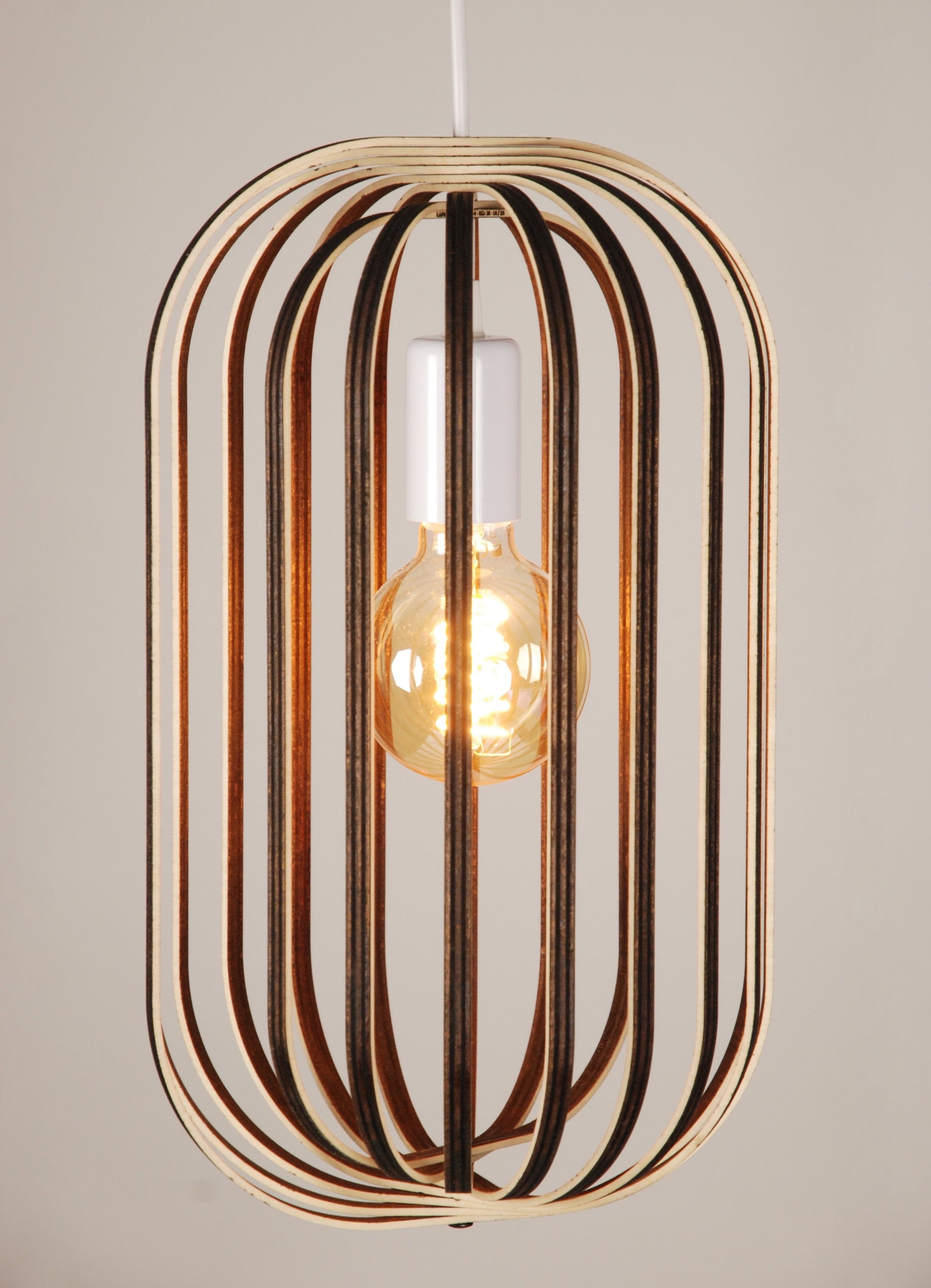 LUWALD NO.04 M Pendelleuchte aus Holz, weiß, handgefertigt, zylinderförmig, angeschaltet, Ringe, Atmosphäre, Hängelampe,  Seitenansicht, gemütlich, warm