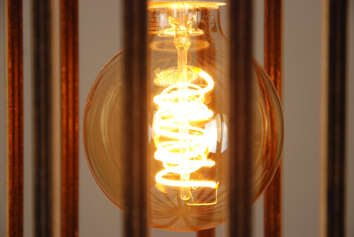 LUWALD NO.04 M Pendelleuchte aus Holz, weiß, handgefertigt, zylinderförmig, angeschaltet, Ringe, Atmosphäre, Hängelampe,  Detailansicht, gemütlich, warm