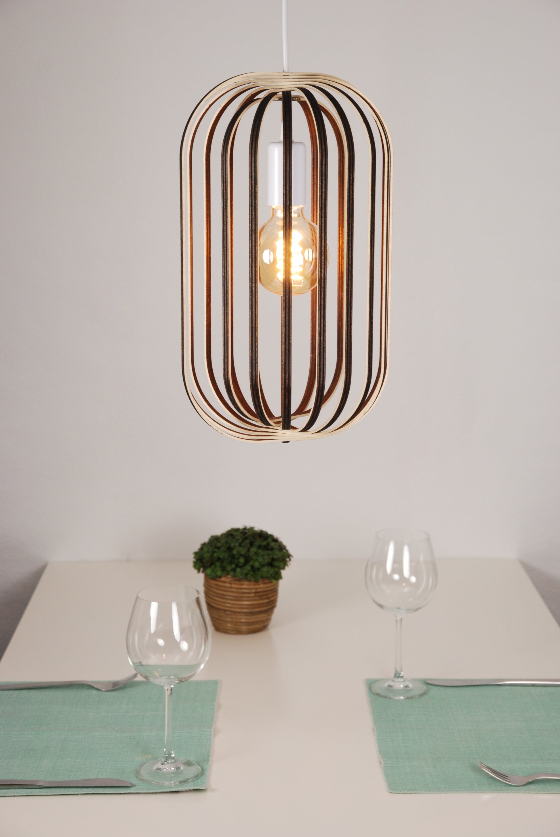 LUWALD NO.04 M Pendelleuchte aus Holz, weiß, handgefertigt, zylinderförmig, angeschaltet, Ringe, Atmosphäre, Hängelampe,  Seitenansicht, gemütlich, warm, Tisch Deko