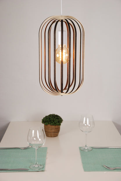 LUWALD NO.04 M Pendelleuchte aus Holz, weiß, handgefertigt, zylinderförmig, angeschaltet, Ringe, Atmosphäre, Hängelampe,  Seitenansicht, gemütlich, warm, Tisch Deko