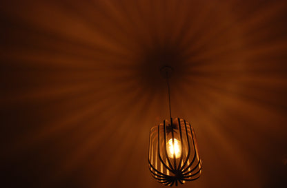 LUWALD NO.04 M Pendelleuchte aus Holz, weiß, handgefertigt, zylinderförmig, angeschaltet, Ringe, Atmosphäre, Hängelampe,  Gesamtansicht, Schatten an Decke, gemütlich, warm