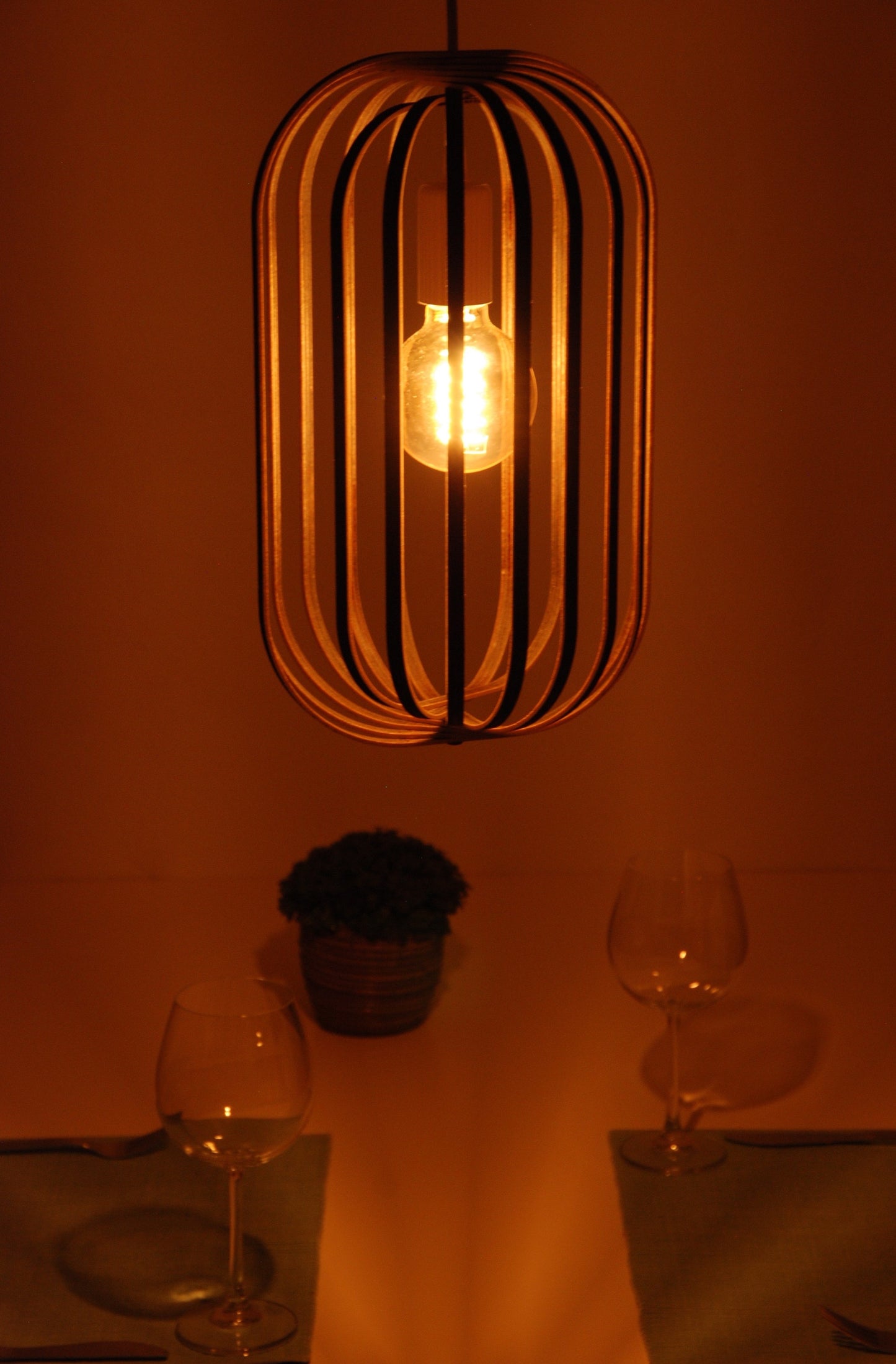 LUWALD NO.04 M Pendelleuchte aus Holz, weiß, handgefertigt, zylinderförmig, angeschaltet, Ringe, Atmosphäre, Hängelampe,  Tisch Deko, gemütlich, warm