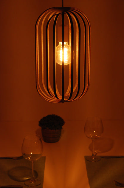 LUWALD NO.04 M Pendelleuchte aus Holz, weiß, handgefertigt, zylinderförmig, angeschaltet, Ringe, Atmosphäre, Hängelampe,  Tisch Deko, gemütlich, warm