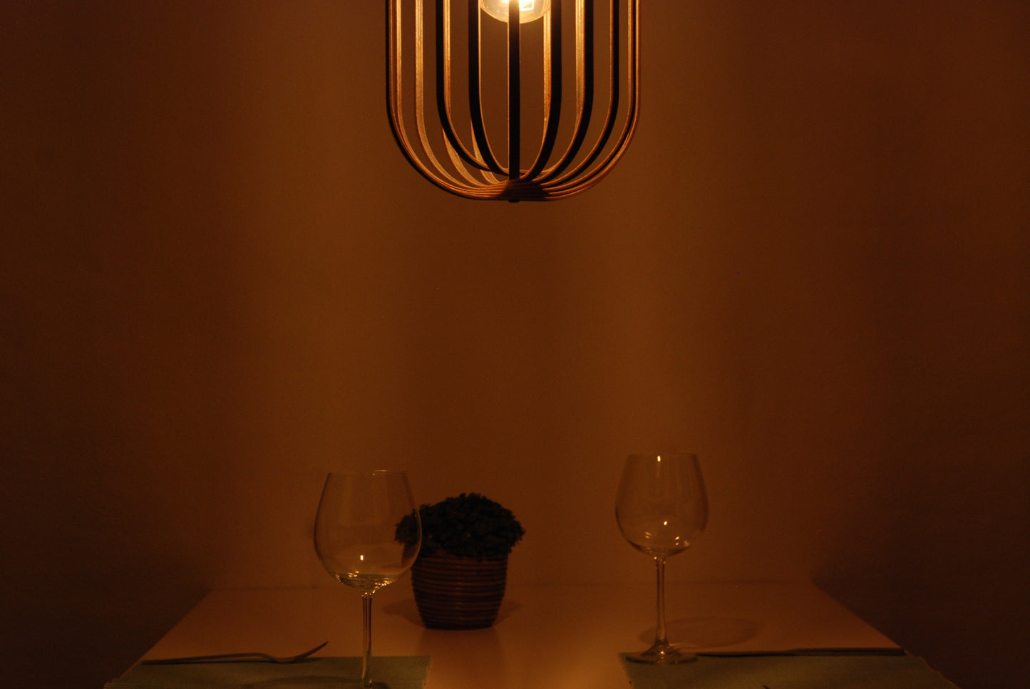 LUWALD NO.04 M Pendelleuchte aus Holz, weiß, handgefertigt, zylinderförmig, angeschaltet, Ringe, Atmosphäre, Hängelampe,  Tisch Deko, Detail, gemütlich, warm