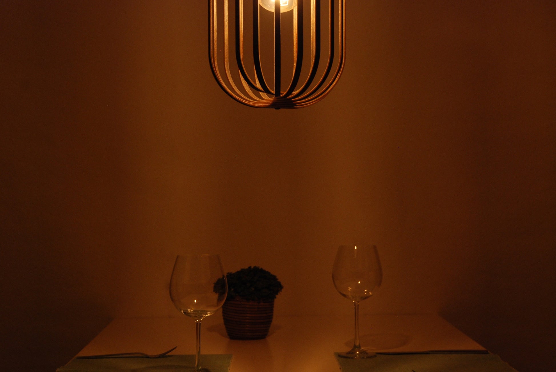 LUWALD NO.04 M Pendelleuchte aus Holz, weiß, handgefertigt, zylinderförmig, angeschaltet, Ringe, Atmosphäre, Hängelampe,  Tisch Deko, Detail, gemütlich, warm