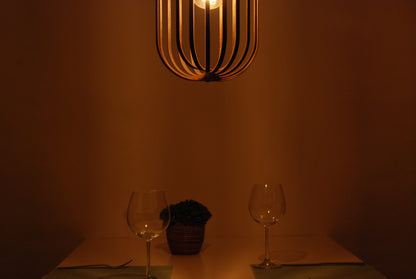 LUWALD NO.04 M Pendelleuchte aus Holz, weiß, handgefertigt, zylinderförmig, angeschaltet, Ringe, Atmosphäre, Hängelampe,  Tisch Deko, Detail, gemütlich, warm