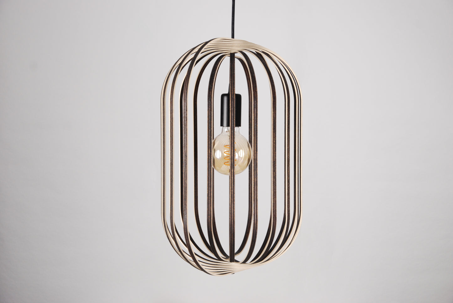 LUWALD NO.04 L Pendelleuchte aus Holz, schwarz, handgefertigt, zylinderförmig, ausgeschaltet, Ringe, Atmosphäre, Hängelampe,  Seitenansicht