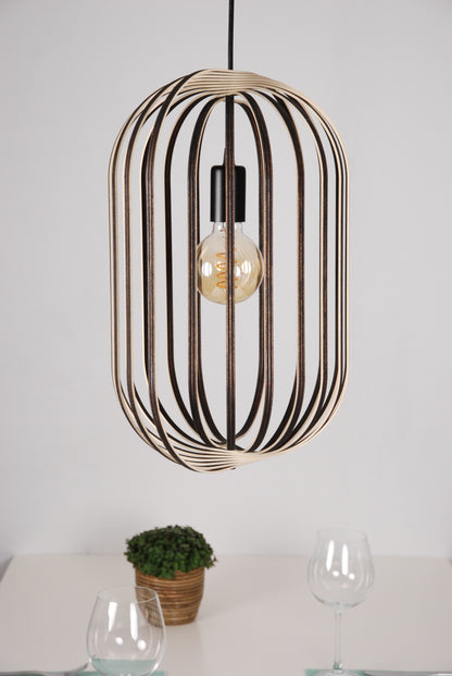 LUWALD NO.04 L Pendelleuchte aus Holz, schwarz, handgefertigt, zylinderförmig, ausgeschaltet, Ringe, Atmosphäre, Hängelampe, Esstisch, Seitenansicht