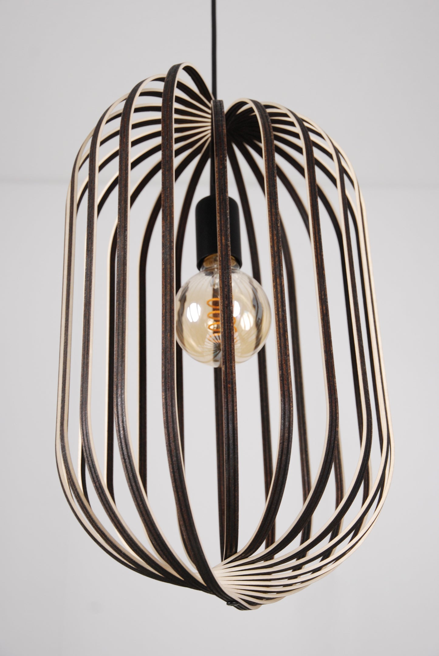 LUWALD NO.04 L Pendelleuchte aus Holz, schwarz, handgefertigt, zylinderförmig, ausgeschaltet, Ringe, Atmosphäre, Hängelampe, schräg von unten