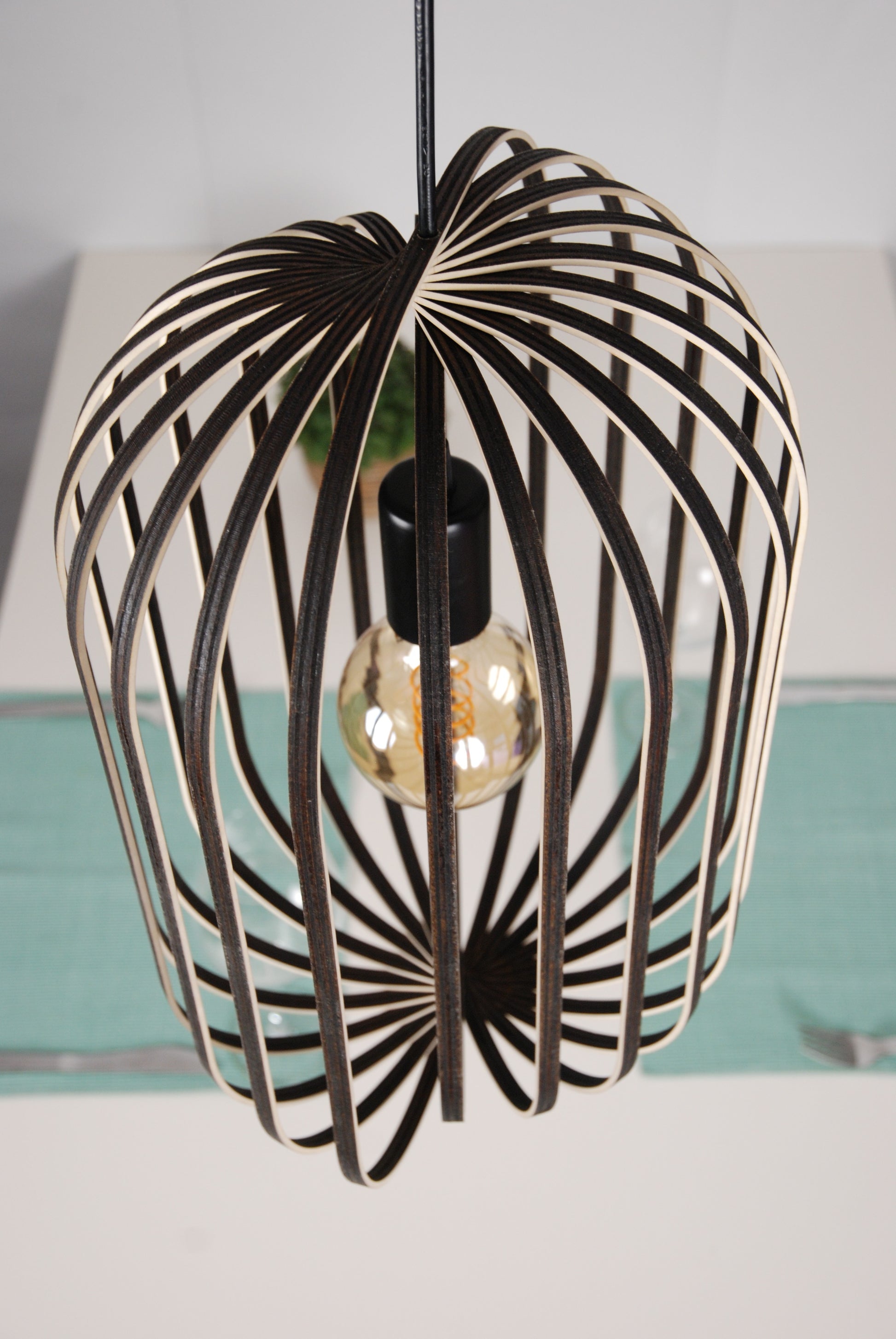 LUWALD NO.04 L Pendelleuchte aus Holz, schwarz, handgefertigt, zylinderförmig, ausgeschaltet, Ringe, Atmosphäre, Hängelampe, Esstisch, schräg von oben