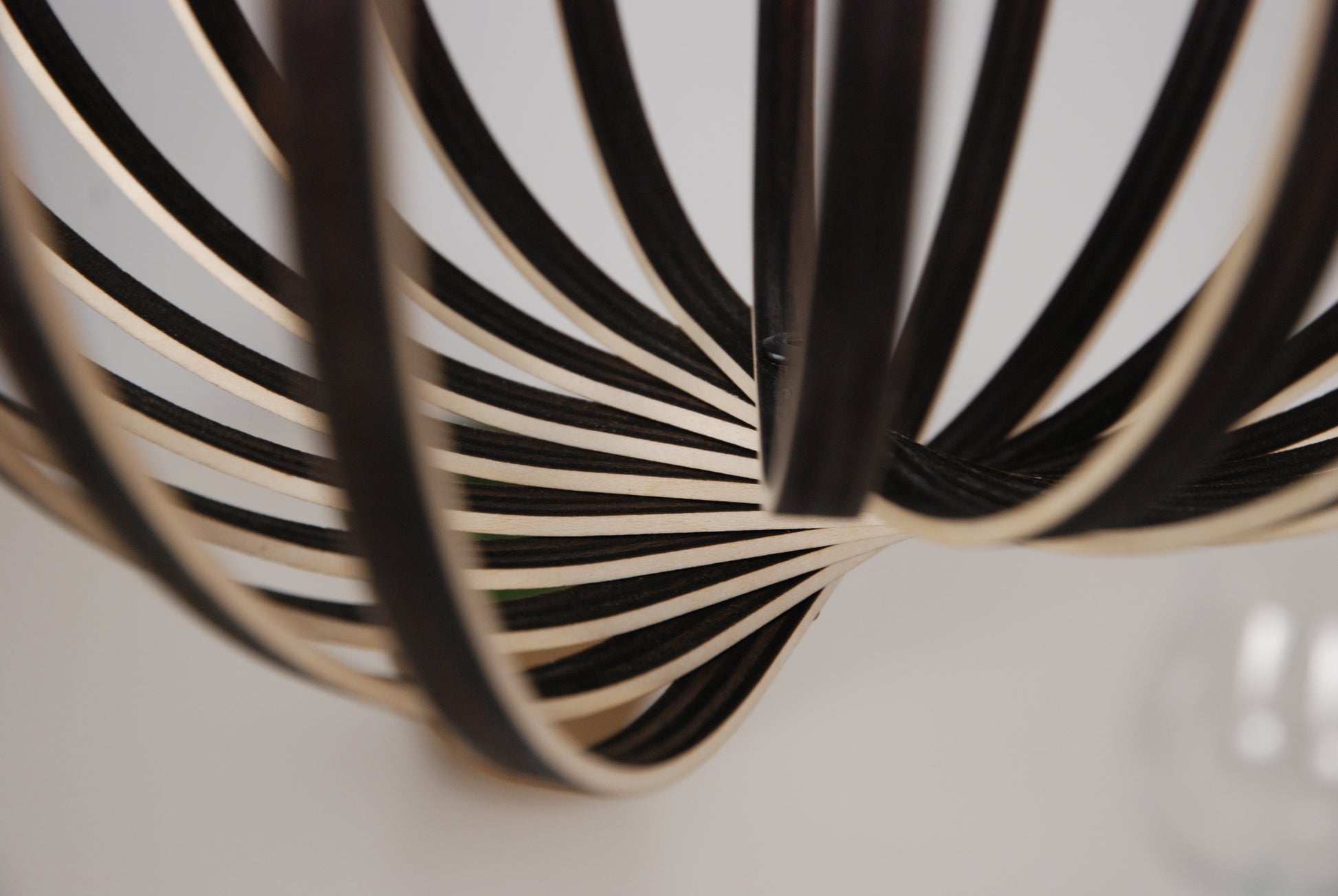 LUWALD NO.04 L Pendelleuchte aus Holz, schwarz, handgefertigt, zylinderförmig, ausgeschaltet, Ringe, Atmosphäre, Hängelampe, Deteil unten