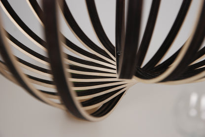 LUWALD NO.04 L Pendelleuchte aus Holz, schwarz, handgefertigt, zylinderförmig, ausgeschaltet, Ringe, Atmosphäre, Hängelampe, Deteil unten