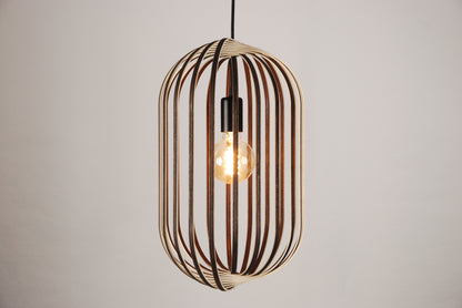 LUWALD NO.04 L Pendelleuchte aus Holz, schwarz, handgefertigt, zylinderförmig, angeschaltet, Ringe, Atmosphäre, Hängelampe, Seitenansicht