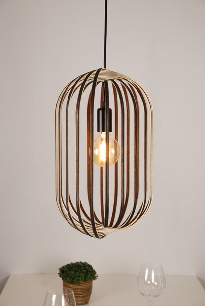 LUWALD NO.04 L Pendelleuchte aus Holz, schwarz, handgefertigt, zylinderförmig, angeschaltet, Ringe, Atmosphäre, Hängelampe, Esstisch