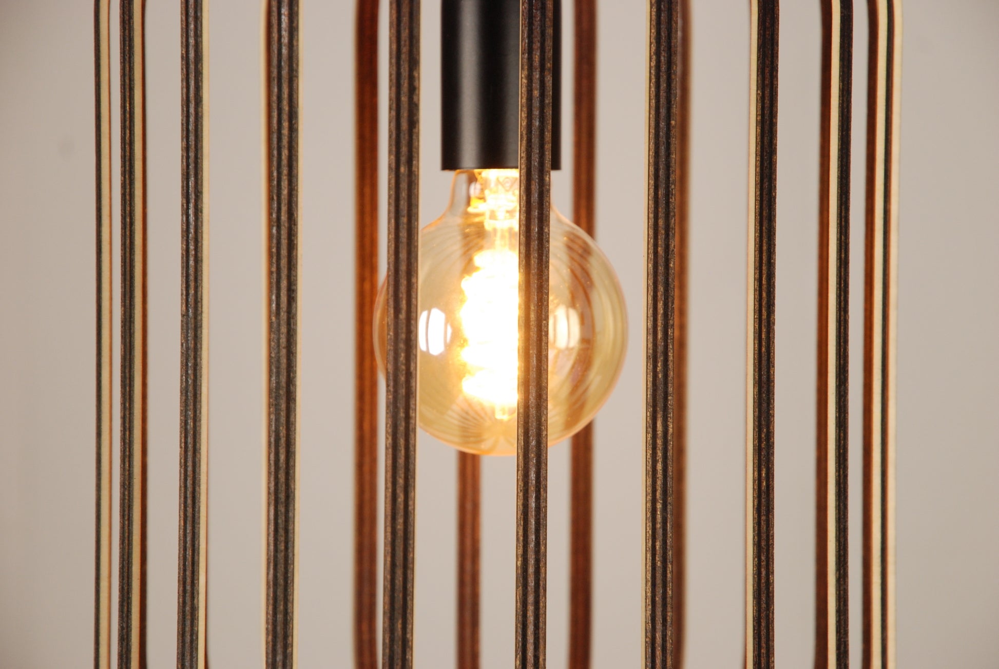 LUWALD NO.04 L Pendelleuchte aus Holz, schwarz, handgefertigt, zylinderförmig, angeschaltet, Ringe, Atmosphäre, Hängelampe, Detail