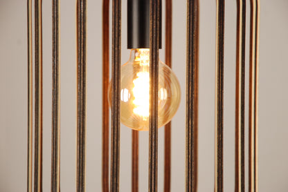 LUWALD NO.04 L Pendelleuchte aus Holz, schwarz, handgefertigt, zylinderförmig, angeschaltet, Ringe, Atmosphäre, Hängelampe, Detail