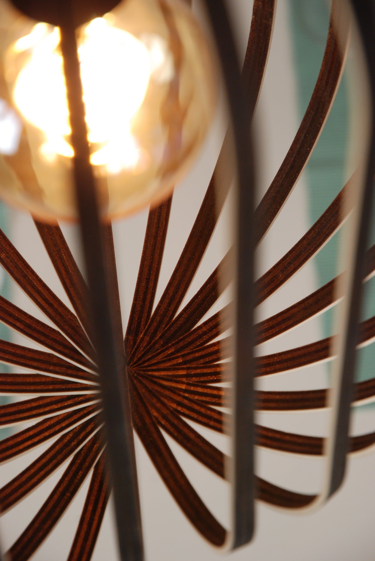 LUWALD NO.04 L Pendelleuchte aus Holz, schwarz, handgefertigt, zylinderförmig, angeschaltet, Ringe, Atmosphäre, Hängelampe, Detail, innen