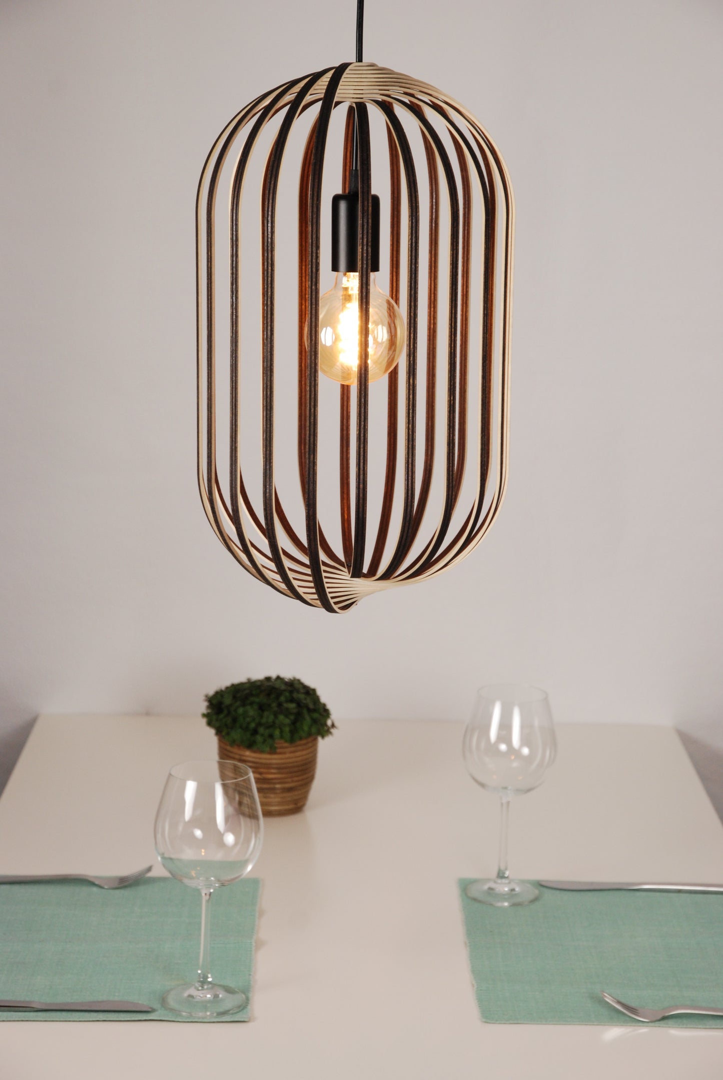 LUWALD NO.04 L Pendelleuchte aus Holz, schwarz, handgefertigt, zylinderförmig, angeschaltet, Ringe, Atmosphäre, Hängelampe, Tisch Deko