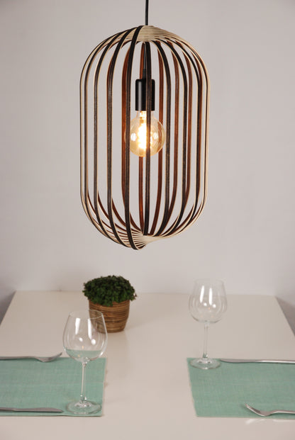 LUWALD NO.04 L Pendelleuchte aus Holz, schwarz, handgefertigt, zylinderförmig, angeschaltet, Ringe, Atmosphäre, Hängelampe, Tisch Deko