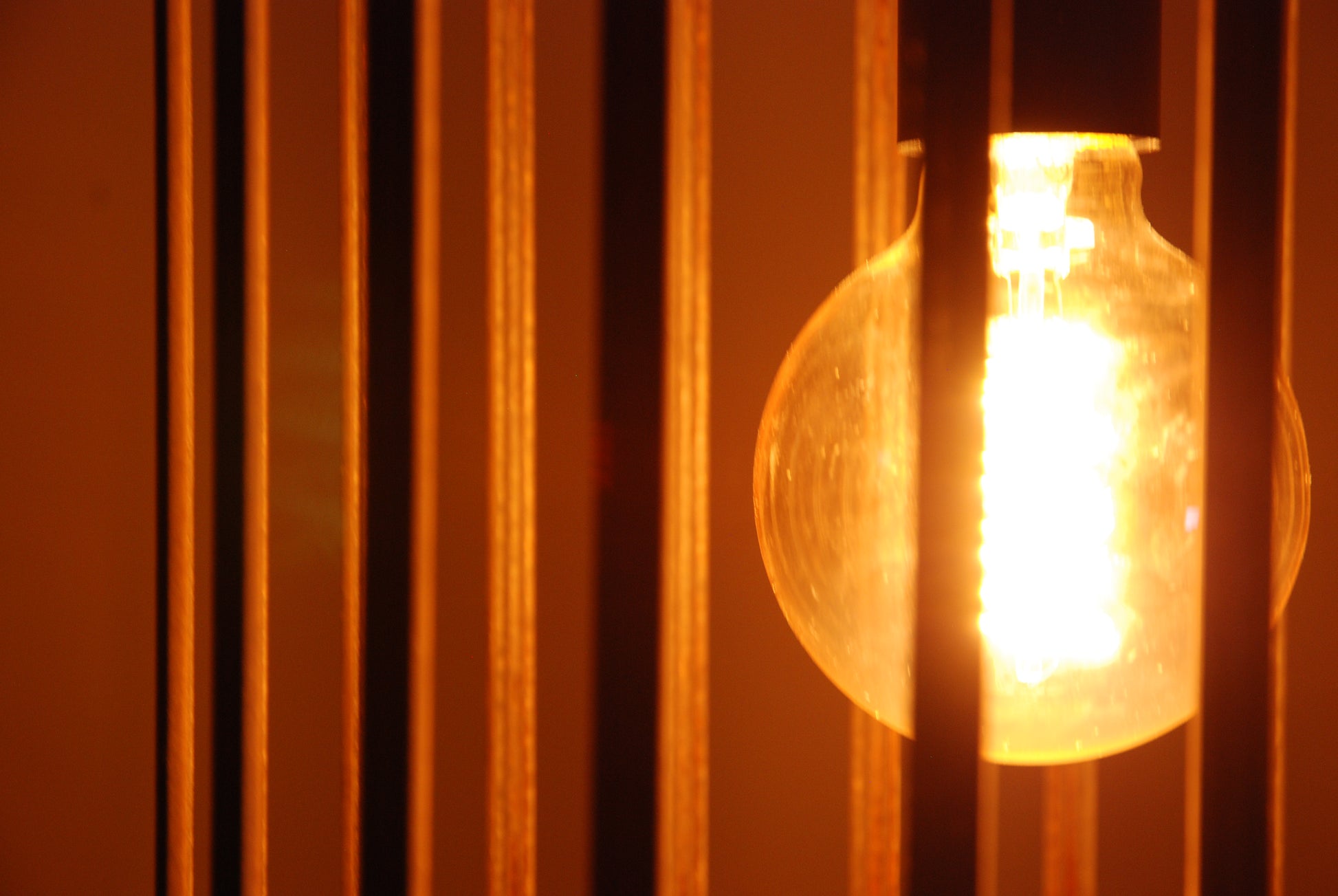 LUWALD NO.04 L Pendelleuchte aus Holz, schwarz, handgefertigt, zylinderförmig, angeschaltet, Ringe, Atmosphäre, Hängelampe, Detail